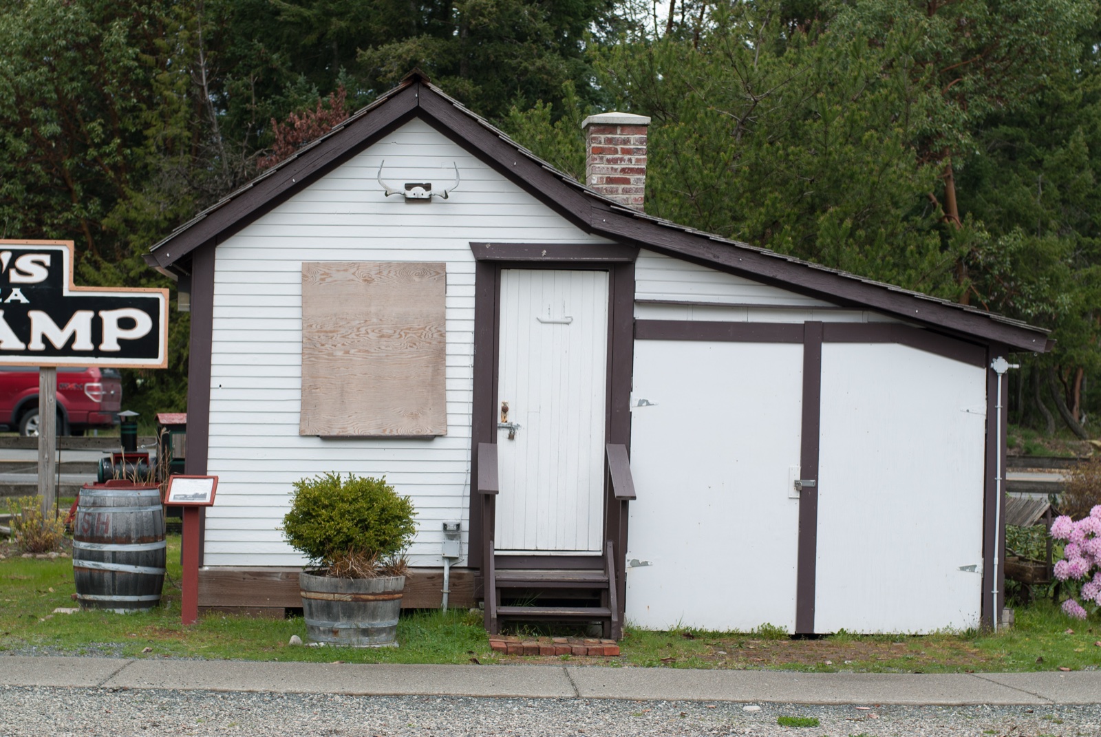 Craig's Auto Camp, a small white heritage cabin on the Parksville Museum grounds